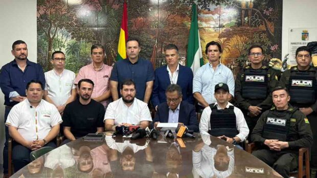 autoridades nacionales y regionales en el encuentro de Santa Cruz contra el crimen organizado