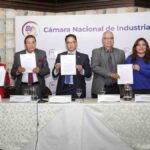 empresarios hacen la presentación de la propuesta en La Paz
