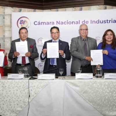 empresarios hacen la presentación de la propuesta en La Paz