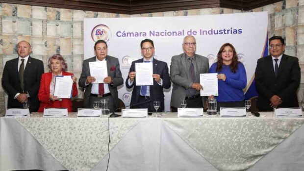 empresarios hacen la presentación de la propuesta en La Paz