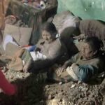 muro cae sobre tres personas