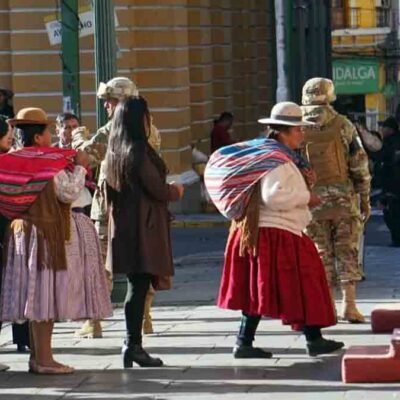 autoridades y dirigentes de sectores sociales ingresan a Palacio Quemado