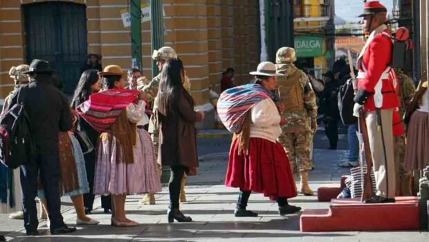 autoridades y dirigentes de sectores sociales ingresan a Palacio Quemado