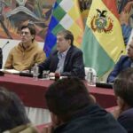 autoridades de Gobierno en la reunión con los choferes