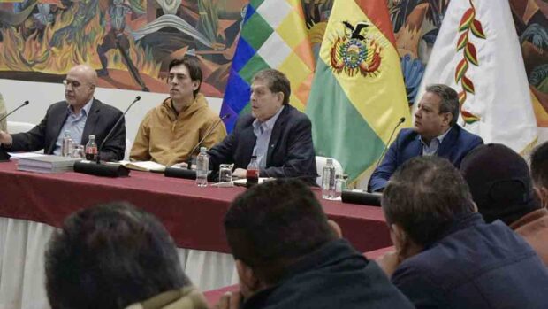 autoridades de Gobierno en la reunión con los choferes