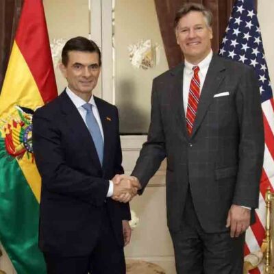 El vicesecretario de Estado de Estados Unidos, Christopher Landau, junto al presidente Rodrigo Paz