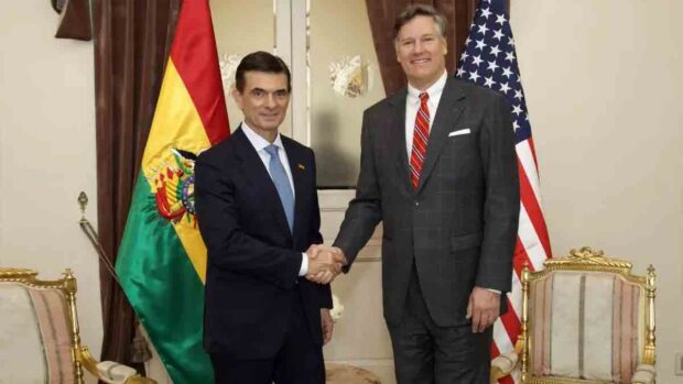El vicesecretario de Estado de Estados Unidos, Christopher Landau, junto al presidente Rodrigo Paz