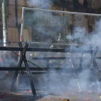 enfrentamiento entre manifestantes y policías cerca de Plaza Murillo