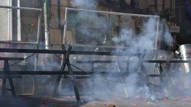 enfrentamiento entre manifestantes y policías cerca de Plaza Murillo