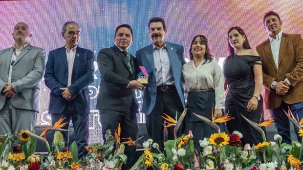 entregan distinción al estand de PIL