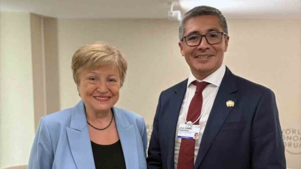 La directora del FMI y el ministro Espinoza en su encuentro en enero en Davos.