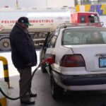 un taxi carga gasolina en un surtidor de La Paz