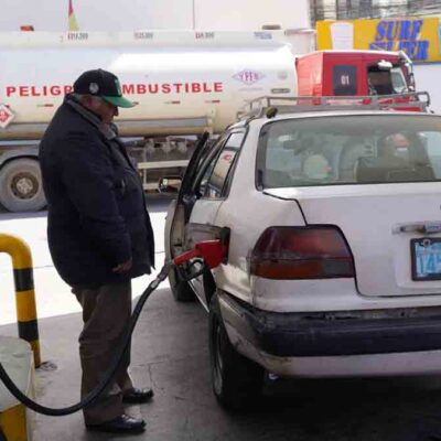 un taxi carga gasolina en un surtidor de La Paz