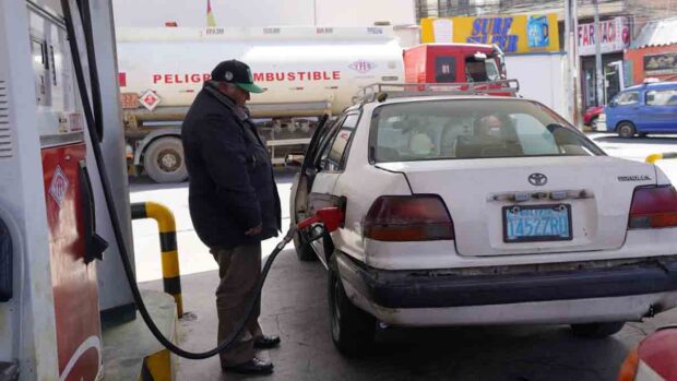un taxi carga gasolina en un surtidor de La Paz