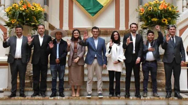 los gobernadores juntos al presidente Rodrigo Paz