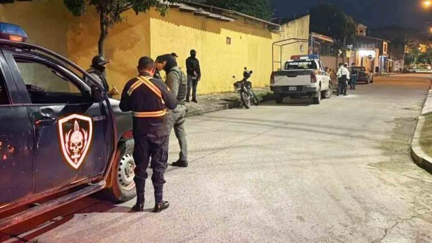 policías en el lugar donde se produjo el asesinato
