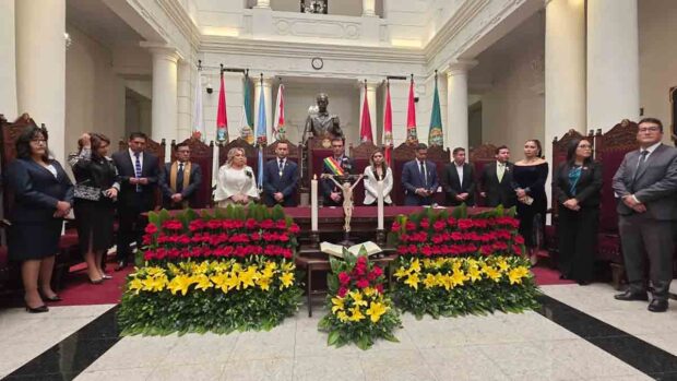 magistrados del Órgano Judicial con el presidente Rodrigo Paz