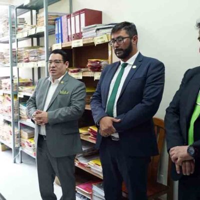 el fiscal Roger Mariaca junto a sus colaboradores