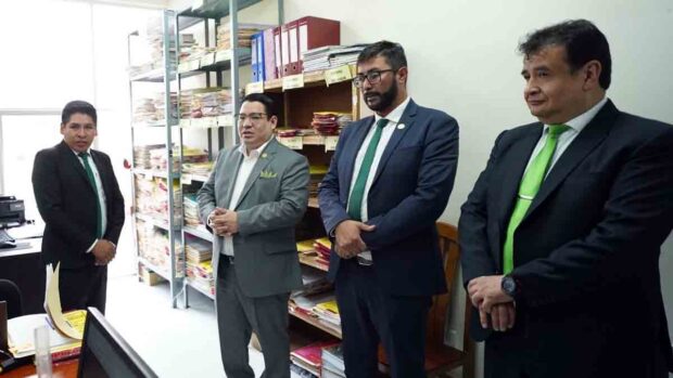 el fiscal Roger Mariaca junto a sus colaboradores
