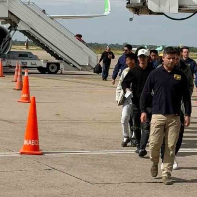 migrantes bolivianos llegan a Bolivia tras ser expulsados de Chile