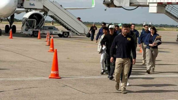 migrantes bolivianos llegan a Bolivia tras ser expulsados de Chile