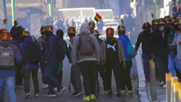 mineros cooperativistas se enfrentan a la Policía en La Paz