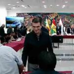 el presidente Rodrigo Paz saluda a los choferes
