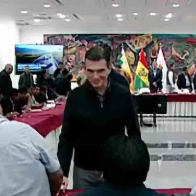 el presidente Rodrigo Paz saluda a los choferes
