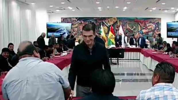 el presidente Rodrigo Paz saluda a los choferes