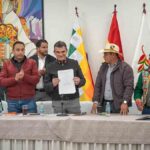 el presidente Rodrigo Paz muestra el acuerdo firmado con la Csutcb