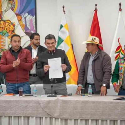 el presidente Rodrigo Paz muestra el acuerdo firmado con la Csutcb