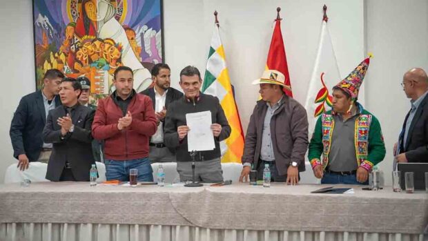 el presidente Rodrigo Paz muestra el acuerdo firmado con la Csutcb