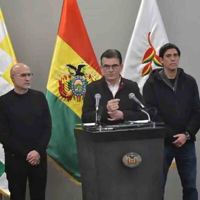 el presidente Rodrigo Paz junto a algunos de sus ministros en conferencia de prensa