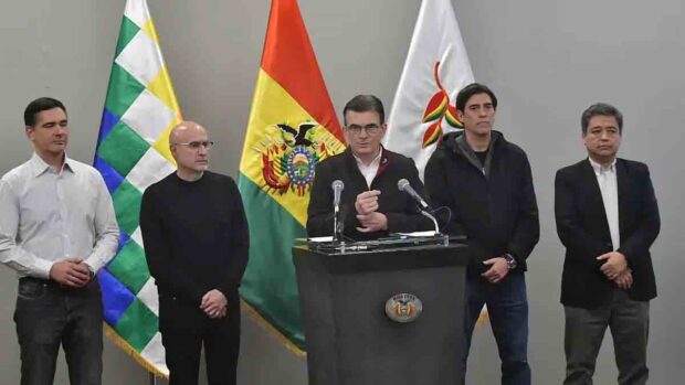 el presidente Rodrigo Paz junto a algunos de sus ministros en conferencia de prensa