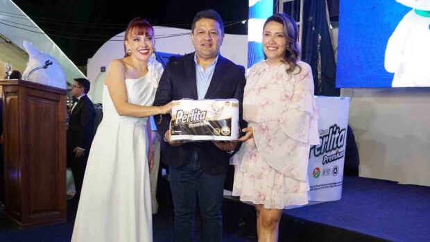 los ejecutivos de Papelera Vinto presentan el nuevo producto: Perlita Premium