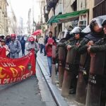 policías resguardan el Ministerio de Trabajo