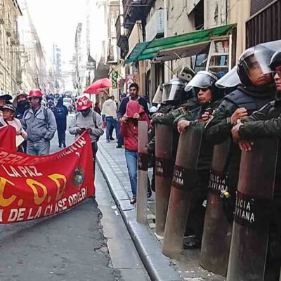 policías resguardan el Ministerio de Trabajo