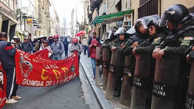 policías resguardan el Ministerio de Trabajo