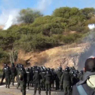 efectivos policiales se enfrentan a manifestantes