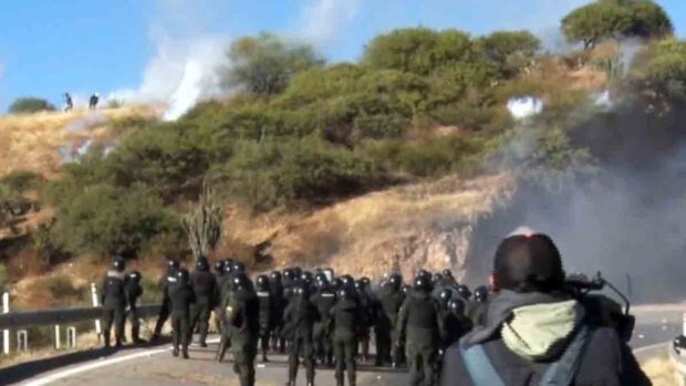 efectivos policiales se enfrentan a manifestantes