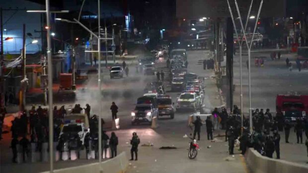 caravana de vehículos policiales en El Alto
