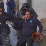 Policías se enfrentan con mineros