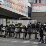 policías resguardan los acceso a la plaza Murillo