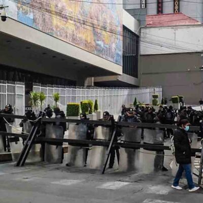 policías resguardan los acceso a la plaza Murillo