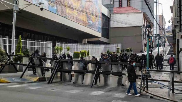 policías resguardan los acceso a la plaza Murillo