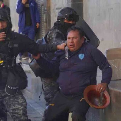 Policías se enfrentan con mineros