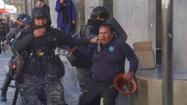 Policías se enfrentan con mineros