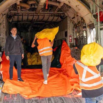 cargan alimentos a un avión de la FAB para trasladar a La Paz