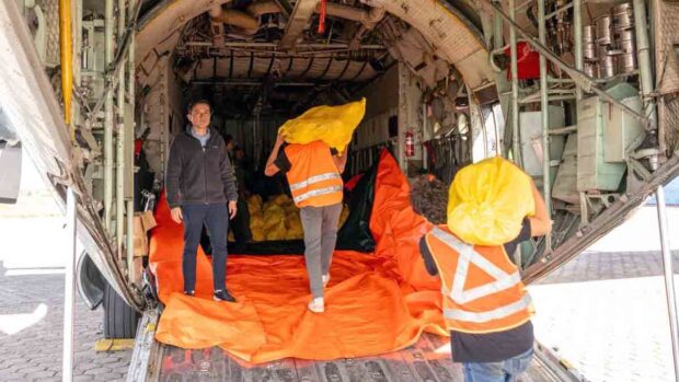 cargan alimentos a un avión de la FAB para trasladar a La Paz