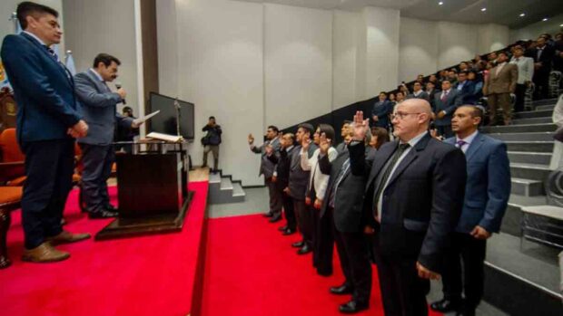 la posesión de los 12 secretarios municipales de Manfred Reyes Villa